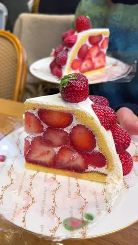 あまおう1パック近く使った贅沢いちごケーキ🍓 薄めスポンジ生地の中にぎっしり苺が詰まっててお値段高めだけど食べる価値ありあり！ 📍池袋「果実園」 #東京グルメ #池袋グルメ #tiktokfood #strawberry 