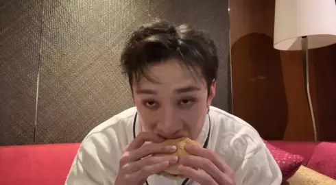 #bangchaneattingburgerwithpineapple #stay #fyp #christopherbang #bangchanlive #pineappleonaburger #pineapple @straykids_japan @jypestraykids 