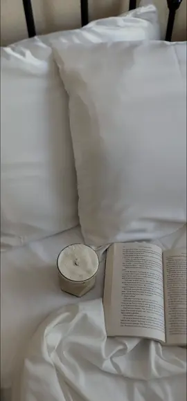 •Promeed Silk sent over this silk pillowcase & i can't get over how much it helps with sleep.  ▪︎ Here are a few benefits of using a silk pillowcase  》more breathable  》less friction to reduce frizz, breakage, and tangles 》doesn't absorb oil and dirt keeping hair and skin cleaner  》hydrating by letting your skin and hair keep its natural oils 》all natural  》hypoallergenic  》helps reduce wrinkles over time  Get 10% off by clicking the link in my IG bio.• #promeedsilkpillowcase #fyp #foryou #influencer 