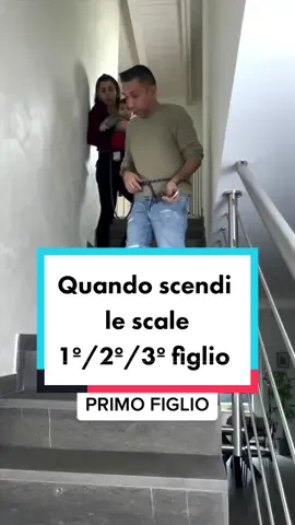Quando scendi le scale col 1º/2º/3º figlio 😂  #coppia #coppiadivertente #comedy #comedyvideos #sitcom #risate #amore #vitadicoppia #convivenza #matrimonio #famiglia #famigliadivertente #videodivertenti #ridere #genitori #figli #bimbi #neonati #veroamore #bambini #children #newborn 