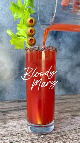 Bloody Mary: -2oz de vodka  -3/4 de oz de jugo de limón  -6oz de jugo de tomate  -sal y pimienta -salsa inglesa al gusto  -tabasco al gusto  #bloodymary #bloodymarychallenge #cocktails #cocteles #tragos 