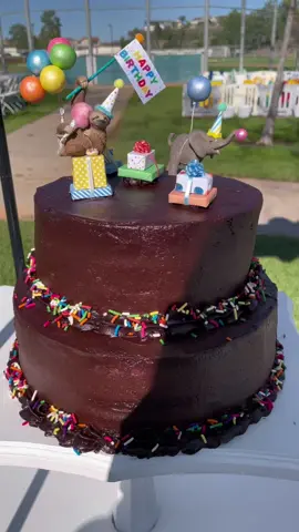 Party animal cake for the win #toddlersoftiktok #momlife #MomsofTikTok #momtok #marriedlife #irishtwins #babiesoftiktok #partyplanner #cakebaker 