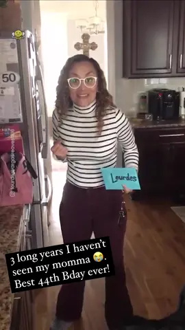 Husband surprises wife by flying in her mom who she hasn’t seen in 3 years 🥹 (IG: lourdesvargasreaves1816) #birthdaysurprise #motherdaughter #surprise #reunion 