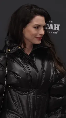 Warm and cozy on the #RedCarpet ❄️ Beim Sundance Film Festival trug Anne Hathaway über ihrem Versace-Kleid eine Korsett-inspirierte Jacke aus der Versace's Fall/Winter 2022 ready-to-wear Collection. ✨ [📷 Getty Images]