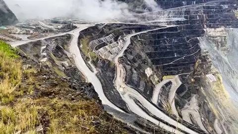 Suasana pemandangan tambang grasberg yang di kelola PT. Freeport Indonesia dari ketinggian 4.285 meter di atas permukaan laut. #tembagapura #timikapapuaindonesia 