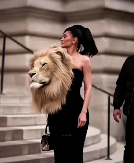 she is carrying a lion 🦁 #kyliejenner #lion #parisfashionweek #event #model #paparazzi #kardashians #fyp #foryou 