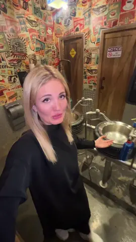 Необычный женский туалет в Дубае #настятуман #потуалетам #авто 