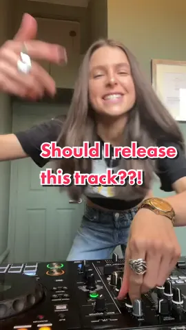 Yes or no?! #trackid #electronicmusic #newmusic #rx3 #dj #femaledj #housemusic #femaleproducer #djdecks #mondaymotivation 