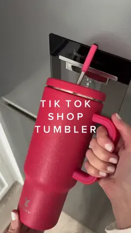 this holds so much water so is great for staying hydrated & its so cute!! 🤭 the link is above the caption 💓 #tumbler #hydration #viral #tiktokshop #tiktokmademebuyit #musthaves #stanleycupdupe #unboxing #kitchenware #aesthetic #thatgirl