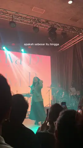 her first show 🫶🏻 masih kepikiran lagunya bagus banget padahal aku lagi ga sakit hati huhu good job @Bernadya 🤍