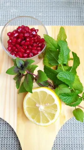 Receita: 1 punhado de sementes de romã 10 folhas de manjericão 2 rodelas de limão 1 litro de água fervente Acrescentei algumas folhas de hortelã. (Opcional) Acrescentar a água, deixar em infusão por 10 minutos. Gelado fica delicioso! . . . . . . . . . . #receitas #skincare #tea #cha