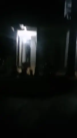 ada yg berani gk tidur di rumah kaya gini sendirian tiap malam,, di samping rumah ada pemakaman lagi 😁..#ujinyalidirisendiri ..👹👺