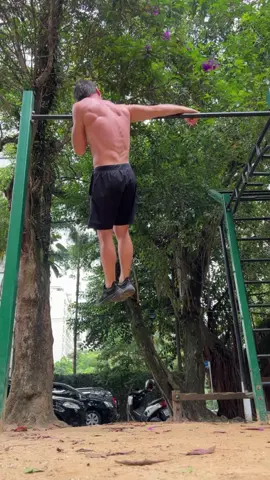 Quantas barras você faz? Treinar barras é importante para homens por várias razões. Em primeiro lugar, trabalhar esses músculos pode ajudar a melhorar a postura e a estabilidade, o que pode prevenir lesões e dores nas costas. Além disso, treinar barras pode ajudar a desenvolver uma boa força muscular e resistência, o que pode melhorar o desempenho em outras atividades físicas.  Também pode ajudar a melhorar a aparência física e aumentar a confiança.  Em resumo, treinar barras é uma excelente maneira de melhorar a saúde e o bem-estar físico e mental. #calistenia #barras 