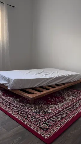 اخيراً سرير أحلامي الأرضي نوّر غرفتي 🔥😭🤍🤍🤍🤍 لان أعرف كلكم راح تسألون السرير من هنا @بوتيك ريفي  🍂 #ريفي #غرفتي #غرفتي_الجديده #سرير_ارضي #سجاد_احمر #زوليه #room #RoomTour #roomdecor #غرفتي_الانيقة #غرفتي_عطوني_رأيكم_ #explore 