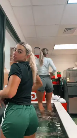 hot tub dances 🤝 twins #fyp #foryoupage 