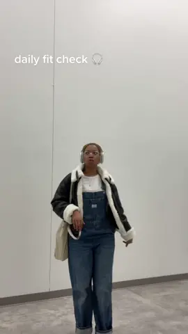 new mini series alert✨ #fitcheck #collegestudent #fashionstudent #sherlingcoat #overalls @Levi’s @UGG® 