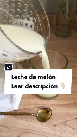 LECHE DE SEMILLAS DE MELÓN: ¡Al fin llegó el posteo! Se los prometí y acá está, cuénteme que les parece. Súper fácil, la preparé en 5 min. y podríamos decir que gratis, ya que salvamos las semillas de irse al tacho😋. ✔️Guárdala para no perderla. Esta leche se consigue licuando las semillas de esta deliciosa fruta. También se la llama “horchata”. Yo prefiero llamarla leche, ustedes díganle cómo prefieran. 👉🏻Nunca más tiren las semillas de Melón, son espectaculares, tienen muchísimas propiedades que nos benefician. * Mejora el funcionamiento neuronal. * Fortalece el sistema inmunológico. *  Reduce el colesterol. * Cuida el corazón ♥️. * Aporta: calcio, potasio, hierro, magnesio, vitamina, B6, A, D, E. ✨Ingredientes: 1/4 taza de semillas de melón (previamente dejar en agua 4 a 6 hs) 3 tazas de agua  Un puñadito de pasas de uva o dos datiles o stevia en caso de querer endulzar . Datos:  -Se conserva en la heladera hasta 3 días. -Ideal para licuado de banana -Podés usarla para otras preparaciones también.  #healthy #paraty #recipes #leche #veggie #melon 