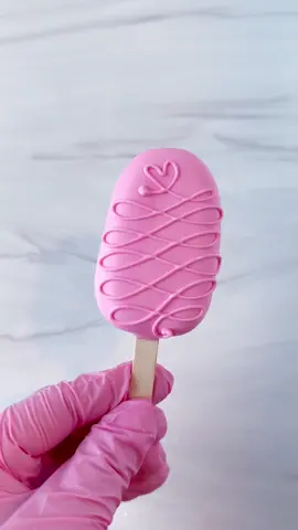 Can you guess the flavor of this cakesicle? 💕 #fyp #chocolatecoveredstrawberries #cakepops #ValentinesDay #vday #drizzle #treatmaker 