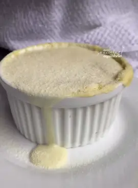 BOLO NINHO SAUDÁVEL 1 ovo 2 copa rasa de adoçante em pó (usei xilitol) baunilha a gosto 2 csopa cheia de iogurte natural (usei desnatado) 2 csopa de leite em pó (usei desnatado) 2 csopa de farinha de arroz (pode ser de aveia) 1/2csopa de fermento em pó Misturar o ovo, iogurte, baunilha, e adoçante até ficar homogêneo. Adicione a farinha e o leite em pó. Fermento por último! Micro-ondas por 2min! Retirar e colocar a calda e polvilhar leite em pó! Forno: 200• por 20min Airfryer: 180. por 8min - Cobertura: 3 csopa de leite em pó, 4 gostas de adoçante (usei stevia) e água quente até dar liga. Deixe na geladeira enquanto prepara o bolo! Pode usar 1 scoop de whey no lugar do leite em pó e deixar a cobertura mais proteica e saudável! Rendimento: 2 bolinhos médios! Quem quer mais receitas fáceis de bolo assim manda QUERO aqui! #bolosaudável #boloninho #bolinhofit #bolofit #bolofitness #bolodemicroondas #bolosaudavel #bolodecanecafit #bolodecaneca #bolofacil #receitadoce #receitassaudaveis #receitadebolo #receitasfaceisdefazer #receitasfaceis