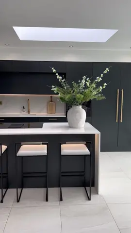 All about them modern dark kitchen vibes! #modernhome #kitchen #kitcheninspo #homeinspo #kitchenideas #barstools #fauxflowers #homerenovation #openplankitchen 