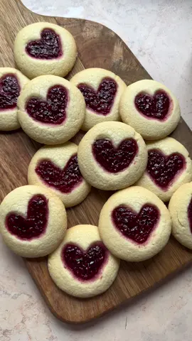 Heart thumbprint cookies 💖 Written recipe and measurements are on the link on my profile 💌 #ValentinesDay #baking #valentinesdaybaking #Recipe #breakfast #brunch #heart #cookies #jam #thumbprintcookies 