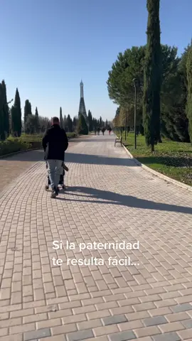 No sabrás lo que significa ser padre hasta que lo seas. La llegada de un hijo te cambia la vida por completo, y por mucho que te lo digan no lo entiendes hasta que lo experimentas por ti mismo. La paternidad es hermosa. Estoy apenas empezando y no dejo de aprender cosas nuevas cada día, pero también supone un estrés y un agotamiento que a veces es difícil gestionar. Por eso me gusta decir que la única paternidad fácil es la de un padre no implicado. Los bebés nacen con un apego muy fuerte hacia las mamás y aún más cuando se practica la lactancia a demanda y la crianza consciente. Solo una mamá sabe lo que significa ser mamá. La implicación del padre en los primeros meses pasa muchas veces por encargarse de todo aquello que hace la vida más fácil a la madre y también de ofrecerle tiempo y espacio que es tan difícil de encontrar. No podemos dar el pecho, no tenemos el olor a mami, pero nuestra implicación marca la diferencia. El embarazo, el parto, el postparto, la lactancia y muchas más cosas que no se ven hacen de las madres merecedoras de un reconocimiento inmenso. Cada vez somos más los hombres que nos implicamos de lleno en la paternidad. Los tiempos cambian. Ah! Y también lloramos a escondidas cuando no podemos más. #paternidad #paternidadereal #paternidadconsciente #paternidadefectiva #paternidadactiva #padres #padresehijos #padresprimerizos #padresfelices #papá #maternidad #maternidadereal #amor #amordepadre #hijos #hijosfelices