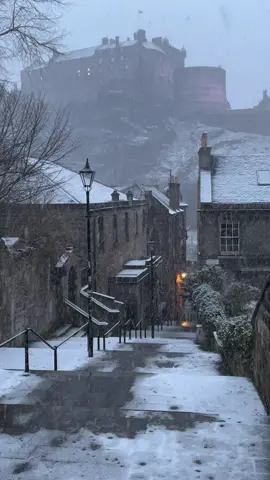Edinburgh Dream 💫 #bagpipes #outlander #Scotland #braveheart #visitscotland #edinburgh #jamiefraser #scottishtok #outlanderstarz #visitedinburgh #winterwonderland #castlesofscotland #castle 