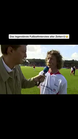 Interview mit Walter Frosch am Tag der Legenden in St. Pauli (2007), sogar auf dem Platz sind die Zigaretten immer mit dabei😂 #walterfrosch #fußball #zigaretten #legende #stpauli #interview #fy 