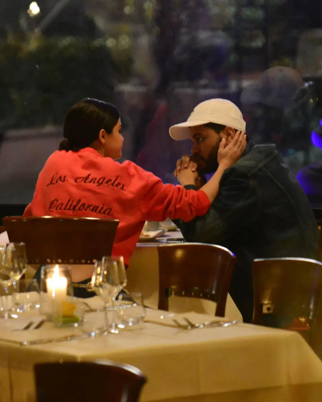 Remember when… the cap prevented them from 👩🏻‍❤️‍💋‍👨🏾 #selenagomez #theweeknd #abeltesfaye #abelena #couple #fyp @Selena Gomez @The Weeknd 