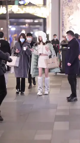 #winter #chinesegirl #fashiontiktok #winterfashion #StreetFashion #chinesestreetfashion #liveinchina #chinese #china #life #chinesetiktok 