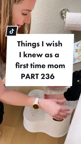 Best mom and dad hack for potty training! Help your child go pee on the toilet by filling up a bucket of warm water and placing their feet in it! #MomsofTikTok #LifeHack #momhack #pottytraining 