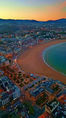 Have you ever seen a beach so beautiful it takes your breath away?  La Concha in San Sebastian is just that. This stunning crescent-shaped beach is surrounded by towering cliffs and boasts crystal-clear waters that sparkle in the sun. Take a stroll along the promenade, indulge in some delicious Basque cuisine, and relax on the sand.  Trust me, you'll want to save this post for your next trip.  — 📌Location: San Sebastian, Spain 🎨 Color graded with: Da Vinci Resolve Studio — #sansebastian #donostia #basquecountry #euskadi #paisvasco #gipuzkoa #bilbao #donosti #spain #paysbasque #euskalherria #donostiasansebastian #españa #addicted_to_basque #igersdonostia #igerseuskadi #sansebastiantourism #estaes_paisvasco #loves_donostia #igspain #visitspain #travelphotography #ig_spain #igersspain #ig_europe #ig_spain_ #beautifuldestinations #topspainphoto #earthpix #visitespaña 