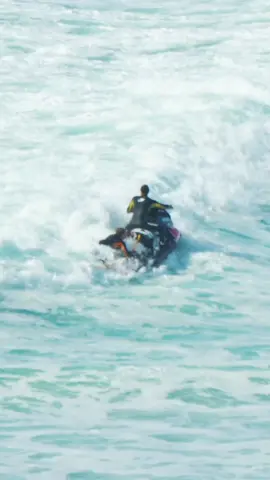 First time landing a big spin on a big wave! Wait for the sketchy ending 🥵 gnarly music by @Infamous Stiffs #getitstraight #skimboarding #bigwaves 