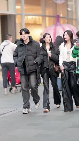 #winter #chinesegirl #fashiontiktok #winterfashion #StreetFashion #chinesestreetfashion #liveinchina #chinese #china #life #chinesetiktok #chineseboy 