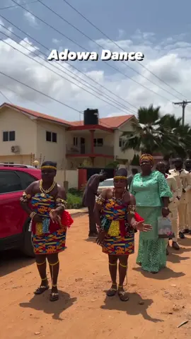 @thedaveblog ・・・ Adowa Dance , traditional dance performed by the Akans tribe in Ghana to express their emotions and feelings through their hands and feet. #doubleaaffair #yearofreturn #culture #blackculture #TIA #thisisafrica #africanheritagecity #africanamazing #africathebeautiful 