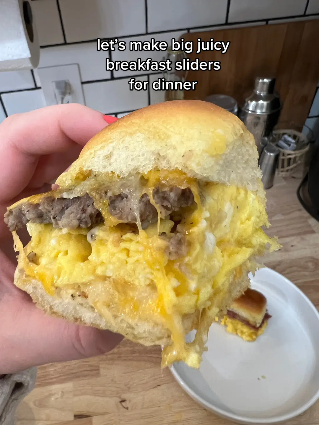 breakfast for dinner is always a W #breakfastsliders #breakfastfordinner #EasyRecipes #slidersrecipe #breakfastrecipes #easybreakfastideas #kingshawaiian #hawaiianrolls #picturecarousel #breakfastfood 