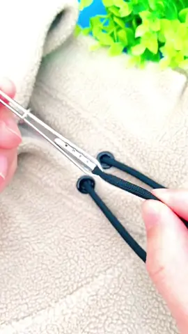 Belt Threader. The elastic bands of clothes and pants are easy to fall off. With this belt threader, you can just clip and pass through. First lift the ring up, put the end of the rope in the middle of the clip, pull the ring down to clamp it, and then through into the trouser hole and pull it out slowly. #foryou #fyp #foryoupage #goodthing #goodthings #tiktok #viral #tiktokmademebuyit #viralvideo #LifeHack #lifetips #Home #life #trending #belt #threading 
