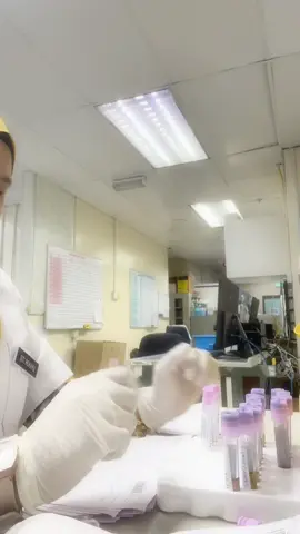 I love my job ❤️❤️ bukan misi bukan doktor tapi JURUTEKNOLOGI MAKMAL PERUBATAN …. Kerja saya bermain dengan sample patient darah , air kencing , najis dan segala macam sample lah yg dihantar ke makmal …. 