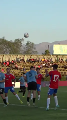 😎 Benjamín Molina, nuestro capitán de #LaRojaSub17 🇨🇱 anotó este golazo en el triunfo ante Uruguay 🇺🇾 por 3-1 👏 ATENTOS al gran trabajo de desmarque 👀 #VamosLaRojaSub17 #VamosChile #fyp #golazo 