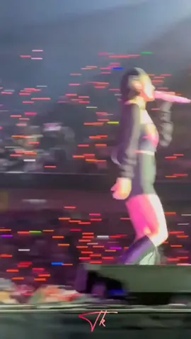 Twice jeongyeon wets jihyo at the concert #TWICE #twice_tiktok_official #JEONYEONG #JIHYO #concert #baile #korea #TikTokAwards @TWICE @TWICE JAPAN OFFICIAL 