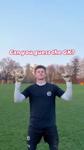 Do you know who it is?👀🚴 #striker #goalkeeper #training #footballchallenge #soccerchallenge #viralchallenge #tiktokmademe #gk 