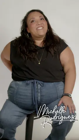 ESTE es el cuerpo que habito hoy, me ha tomado años y he aprendido amarlo, aceptarlo, a cuidarlo, a respetarlo y a disfrutarlo, en cada una de sus etapas y tiempos perfectos. Porque soy yo. Lo comparto porque me abraza el corazón, si te funciona escúchalo, cuestiónalo e inténtalo.  #bodypositivity #SelfCare #amorproprio #aceptacióncorporal #michihart #michellerodriguez 