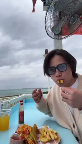 落ちたタコスの中身をポテトを箸代わりに食べるの無邪気すぎるよ #神谷健太 #けんたむ #ランペ #therampage #沖縄 #インスタライブ #ポテトを箸代わりにする人と繋がりたい