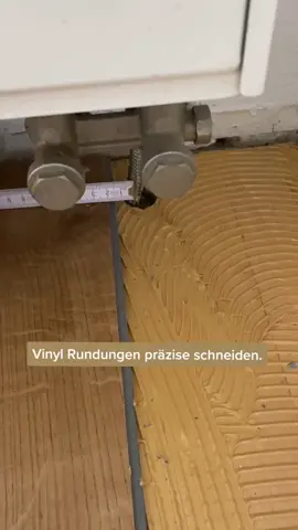 Vinylboden an Heizungsrohrenn verlegen. #vinyl #heizungsrohr #laminat #parkett 