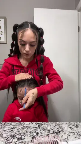 Lovee her hair today ❤️‍🔥 #hairstyleoftheday #hairtok #girlmom #hairdu #twins #momlife #MomsofTikTok #antesmuertaquesencilla🤪🤣 #antesmuertaquesencilla #simplehairstyle #fyp #fypシ #foryou #parati #foryoupage #toddlersoftiktok #toddlerhairstyles #toddlerhairtutorial #mediumlengthhair #mediumhairstyle 
