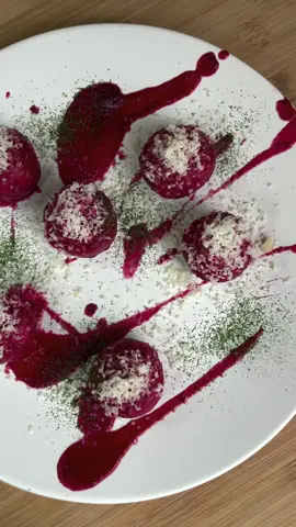 La provocazione dei contrasti. Oggi uno gnocco ripieno dal vivace contrasto di colori e dall'armonioso legame al palato. Colorati, semplici da realizzare e dolcemente fondenti, questi gnocchi alla barbabietola ripieni di gorgonzola dolce e noci di macadamia, possono essere la cena perfetta per questo week end... o perché no, per la cena di S. Valentino ❤️🧀🥂 #gorgonzola #gorgonzolacheese #primipiatti #gnocchi #noci #sebastianfitarau #chef #ilgustodellasemplicita 