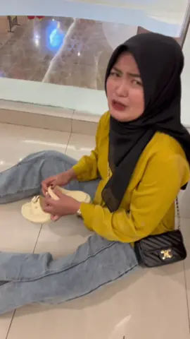 Gini banget dah ngajak cewek ke mall cuman gara-gara minta es cream ga dibeliin malah kabur ga jelas!