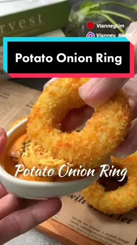 ❤️ POTATO ONION RING Onion ring aja uda enak, apalagi dibungkus potato,  enaknya kebangetan 😍 Yuk cobain juga, lumayan buat cemilan di saat laper tapi gak pengen makan yg berat 🥰 POTATO ONION RING By @vianney_lim99  Bahan : 300 gr kentang (berat setelah dikupas), potong kecil dan rebus sampe empuk Air secukupnya utk merebus kentang 1 bh bawang bombay, potong bulat sekitar 0,5cm (ambil bagian ring yg besar aja) 1/2 sdt garam 1 sdt kaldu jamur 1/3 sdt merica/lada hitam 1/2 sdt parsley flakes 1 sdm munjung maizena 1 sdm munjung tepung beras Bahan pelapis : 2 btr telur, 2 sdm terigu Breadcrumbs secukupnya Cara membuat : 1. Haluskan kentang yg uda direbus selagi kondisi panas. 2. Masukkan bumbu2, maizena dan tepung beras. Aduk rata sambil diuleni agar adonan lebih halus. 3. Ambil adonan kentang, bentuk ring kira2 sebesar potongan bombay yg akan dibungkus. 4. Ambil 1 potongan bombay, tekan ke adonan kentang yg uda dibentuk ring tadi. Bungkus bombay dg adonan dan rapikan. 5. Balur potato onion dg terigu secara merata, lanjut celupkan ke kocokan telur dan terakhir tutup dg breadcrumbs sambil sedikit ditekan agar breadcrumbs menempel sempurna. 6. Goreng di minyak yg cukup panas (jgn terlalu panas juga), gunakan api kecil dan jgn goreng kelamaan agar adonan gak pecah/meletus 🫢 7. Sajikan dg saus cocolan sesuai selera. #potatoonionring #onionring #onion #potato #potatorecipes #kentang #kreasikentang #idecemilan #snack  #inspirasibekal #resepsimple #resepcemilan