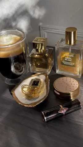 a slow Saturday morning #pinterestaesthetic #goldenaesthetics #tomfordsoleilblancshimmeringbodyoil #charlottetilburylipstick #gentlefluiditygold 