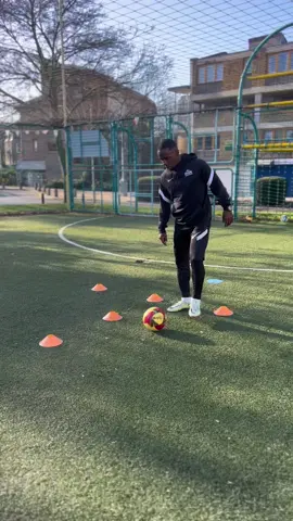 Leading by example🕺🏾#moretouchesmoretekkerz #thestreetzfootball #skills 